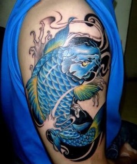 点击大图看下一张：手臂大臂上时尚的鲤鱼纹身