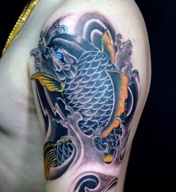 点击大图看下一张：手臂大臂上时尚的鲤鱼纹身