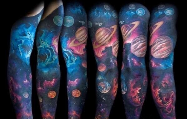 点击大图看下一张：绚丽多彩的宇宙星空花臂纹身