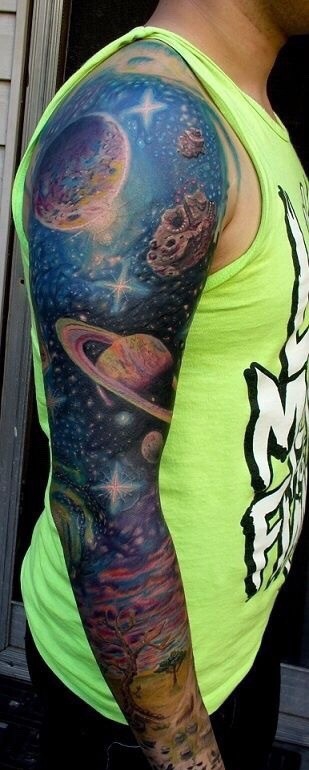 点击大图看下一张:绚丽多彩的宇宙星空花臂纹身