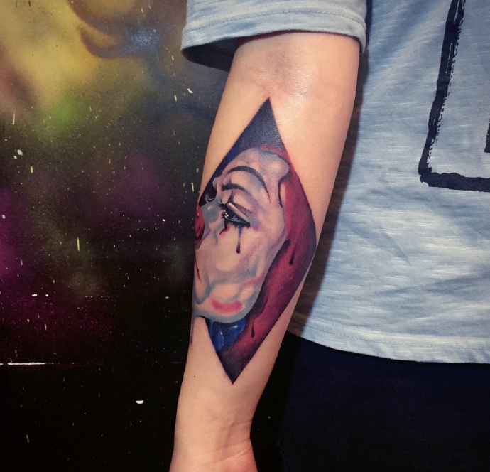 点击大图看下一张：几何与肖像结合的手臂纹身刺青