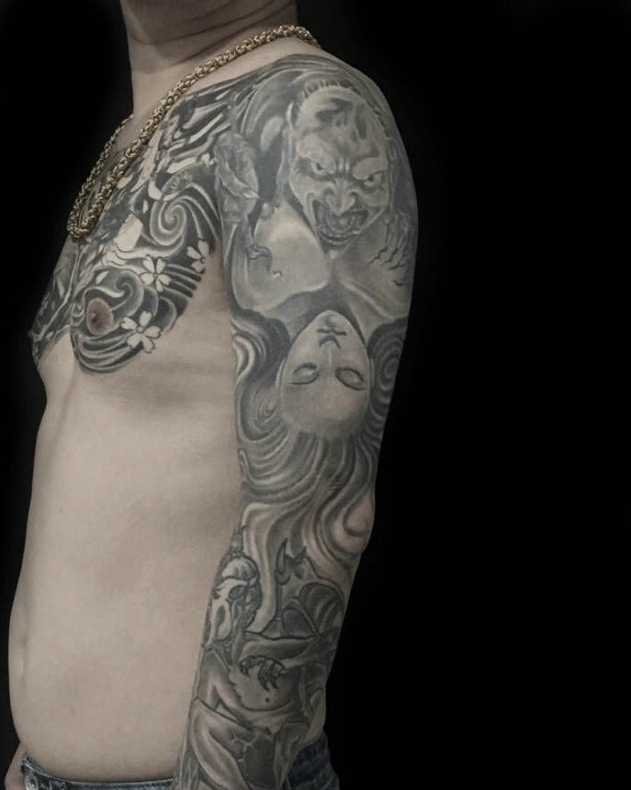 点击大图看下一张：魅力绽放的黑灰半甲图腾纹身刺青