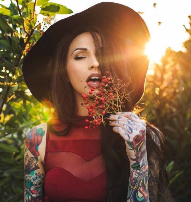 点击大图看下一张：阳光下的时尚女生双花臂纹身刺青
