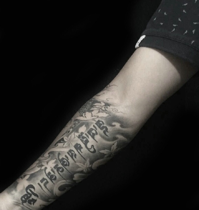 点击大图看下一张：黑灰花臂梵文纹身刺青十分个性
