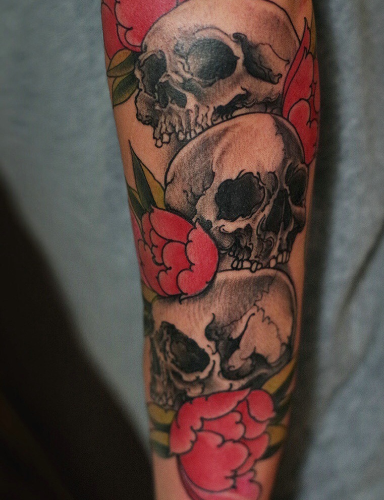 点击大图看下一张：花朵配骷髅的个性花臂纹身刺青