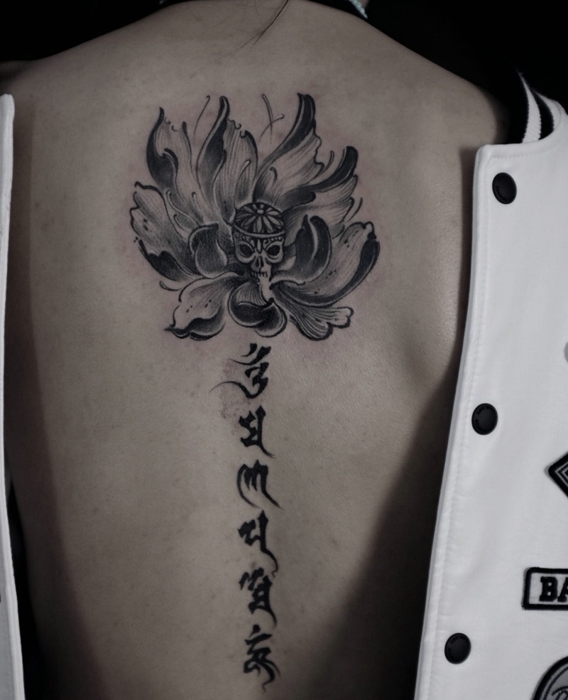 点击大图看下一张：莲花与梵文一起的脊椎部纹身图案