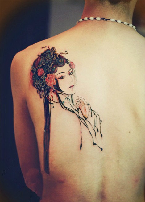 点击大图看下一张：肩背部柔美温婉的花旦纹身