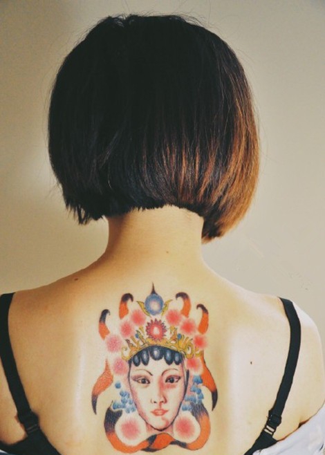 点击大图看下一张:肩背部柔美温婉的花旦纹身