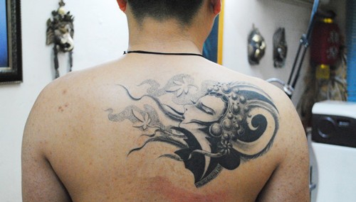 点击大图看下一张：肩背部柔美温婉的花旦纹身
