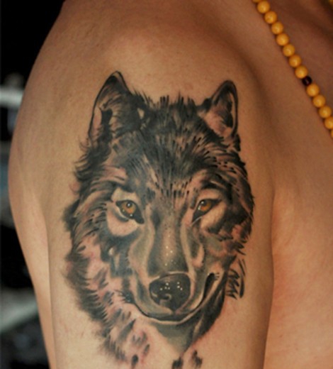 点击大图看下一张:男士钟爱的帅气的狼头纹身