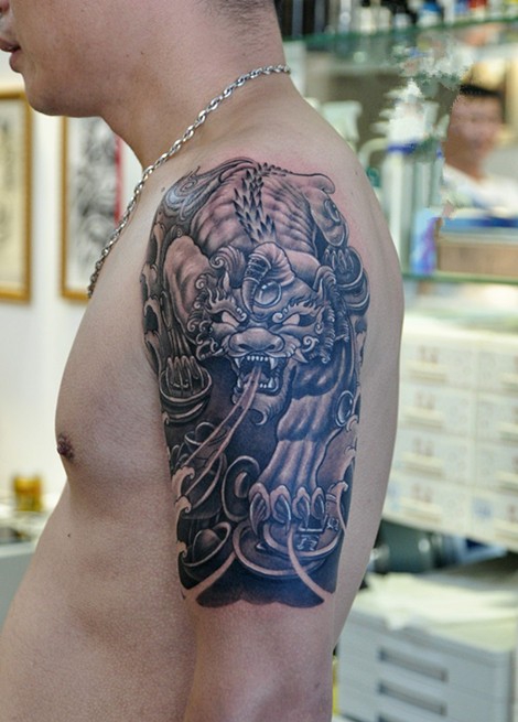 点击大图看下一张：手臂上传统经典的貔貅神兽纹身