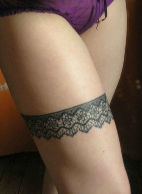 点击大图看下一张：性感撩人的大腿上的蕾丝纹身
