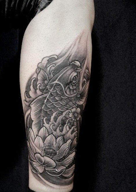 点击大图看下一张：栩栩如生的鲤鱼包小腿纹身图案