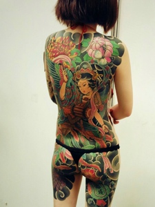 女生满背彩色图腾纹身图案很嚣张