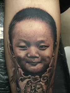手臂小男孩肖像纹身刺青非常可爱
