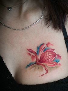 女生性感的胸口配上一朵花朵纹身刺青