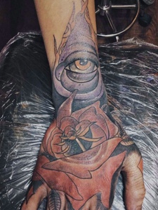 眼睛与花朵一起的手背纹身图案