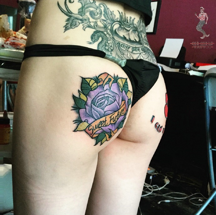 点击大图看下一张：落在女性最性感的屁股两边花朵纹身