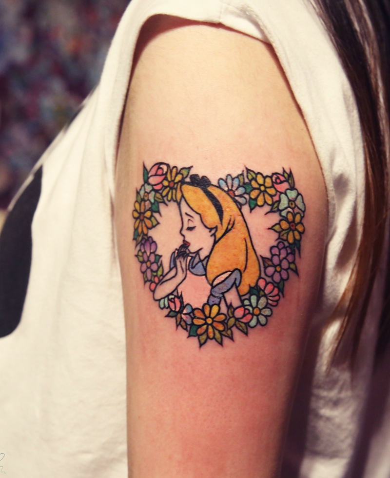 点击大图看下一张：手臂彩色花环卡通美女纹身刺青