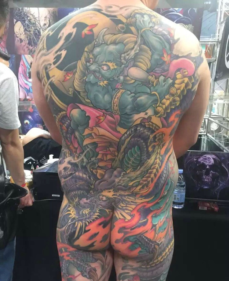 点击大图看下一张：成功男士满背花样图腾纹身刺青