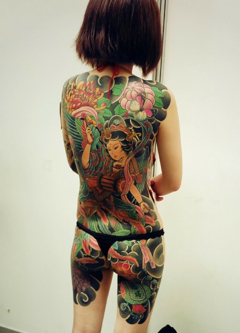 点击大图看下一张：女生满背彩色图腾纹身图案很嚣张