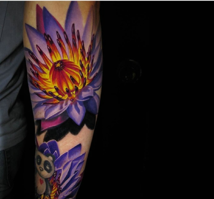 点击大图看下一张：非常真实的两款手臂3d花朵纹身图案