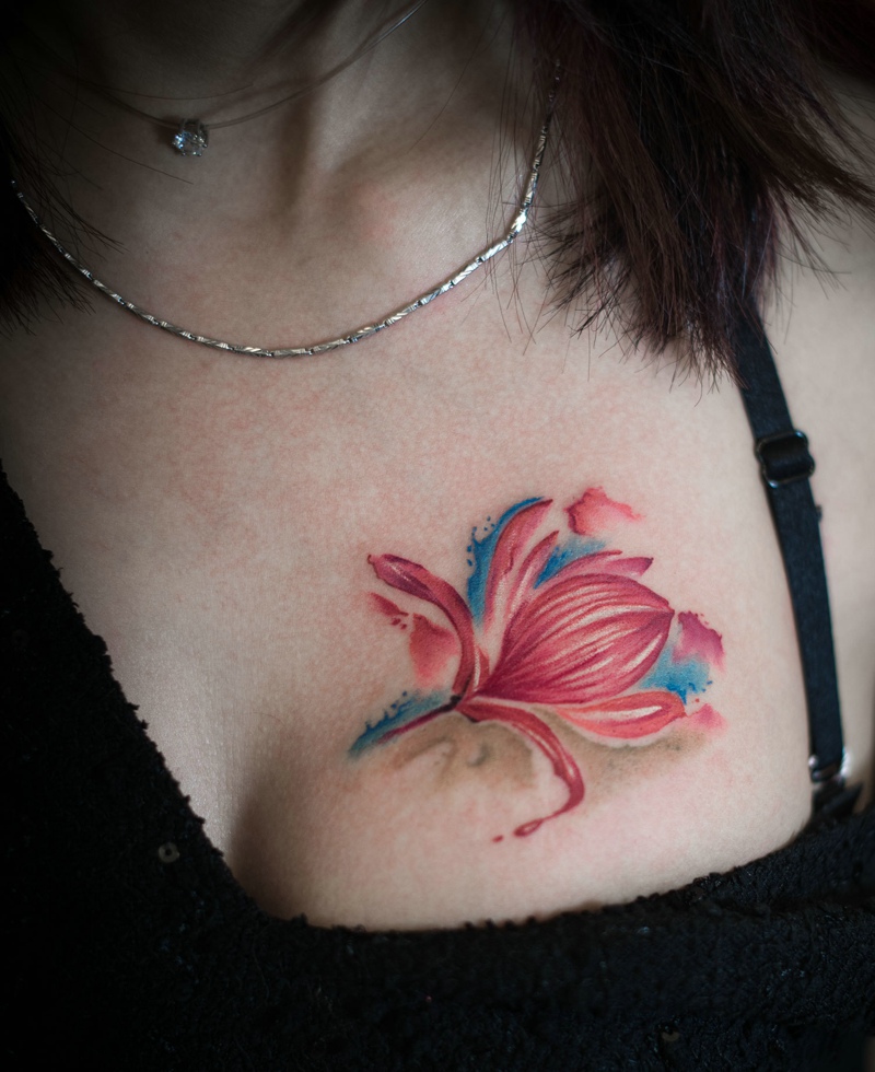 点击大图看下一张：女生性感的胸口配上一朵花朵纹身刺青