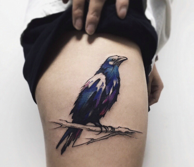 点击大图看下一张：腿部一只静静的彩色乌鸦纹身刺青