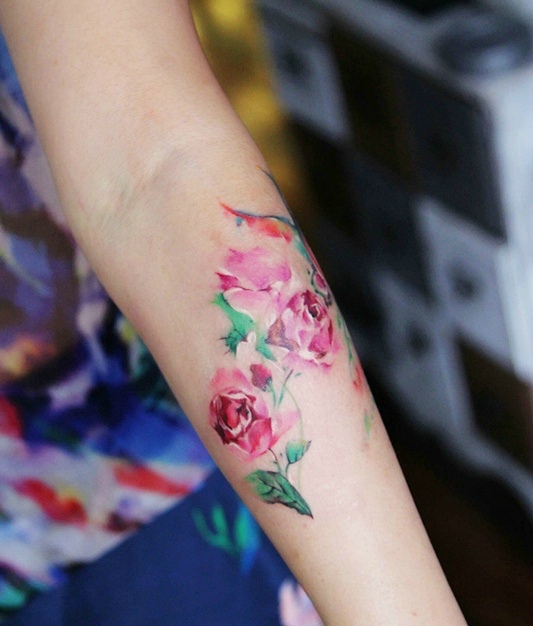 点击大图看下一张：美的不要不要的手臂花朵纹身刺青