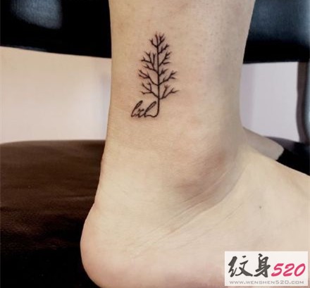 点击大图看下一张：脚踝上清新的小树纹身