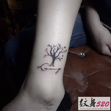 点击大图看下一张：脚踝上清新的小树纹身图6