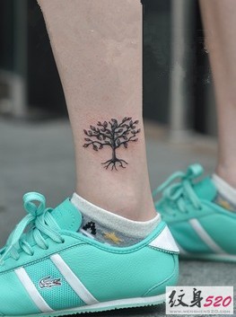 点击大图看下一张：脚踝上清新的小树纹身图7