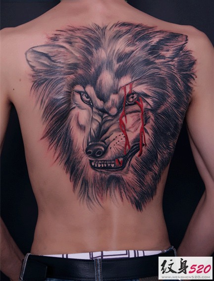 点击大图看下一张：背部凶狠嗜血的狼头纹身