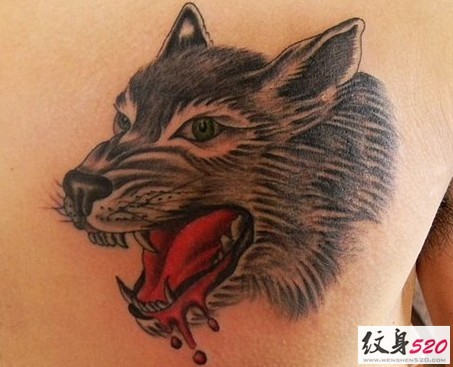 点击大图看下一张：背部凶狠嗜血的狼头纹身图4
