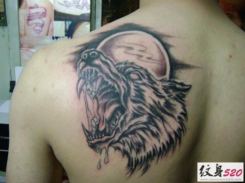 点击大图看下一张：背部凶狠嗜血的狼头纹身图5