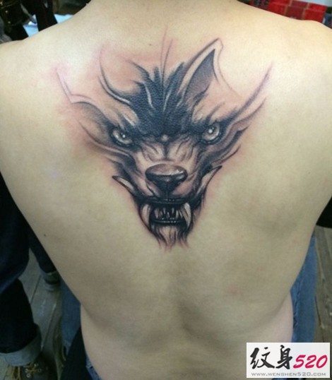 点击大图看下一张：背部凶狠嗜血的狼头纹身图6