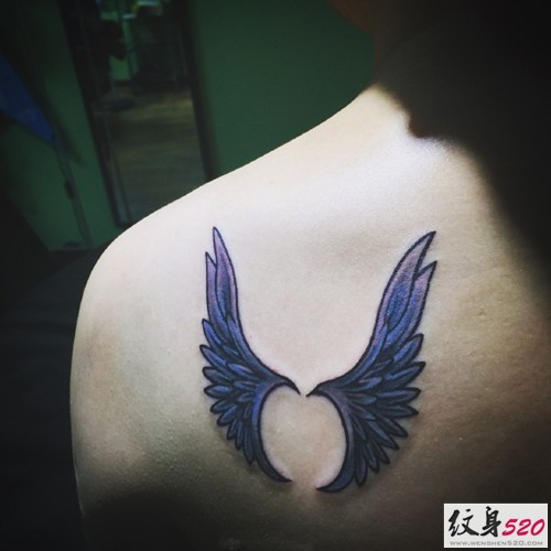 点击大图看下一张：男女都爱的后背部翅膀纹身
