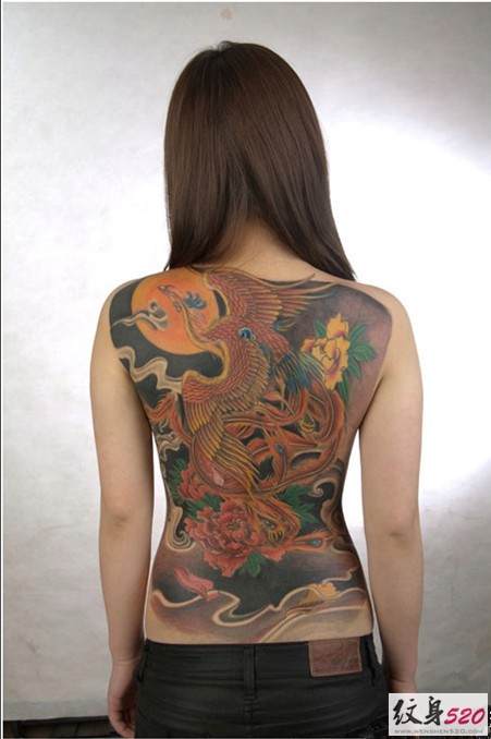 点击大图看下一张：美女性感时尚的满背纹身图7
