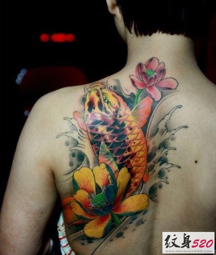 点击大图看下一张：半背肩部传统鲤鱼纹身