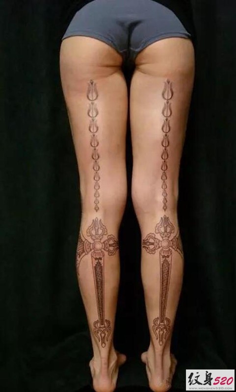 点击大图看下一张：女生超性感的后腿部延伸长线条纹身图2