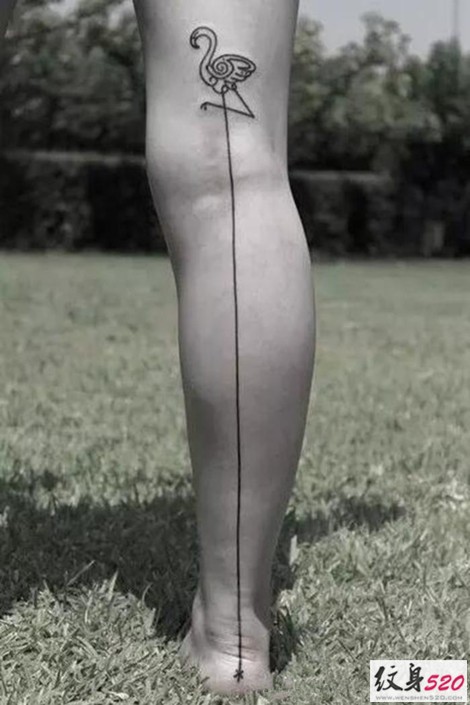 点击大图看下一张：女生超性感的后腿部延伸长线条纹身图4