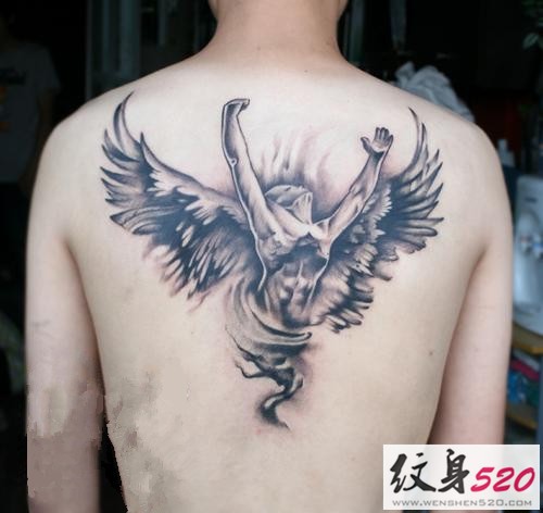 点击大图看下一张：背部半背神圣的天使纹身图案