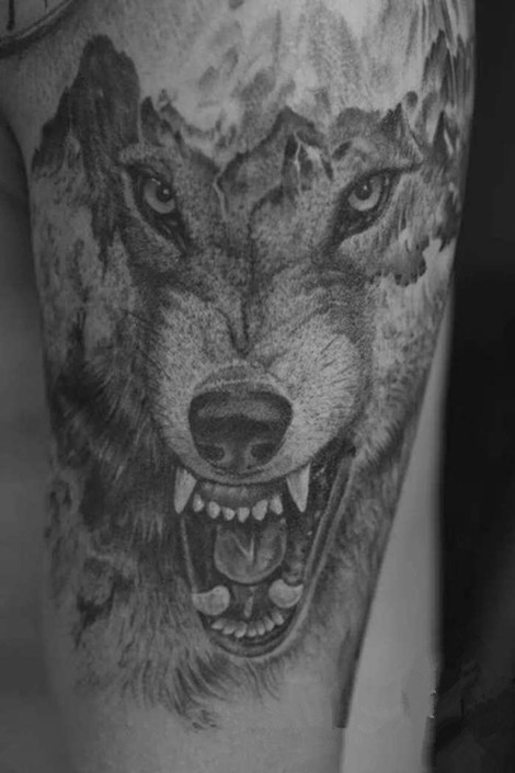 点击大图看下一张：凶猛霸气的狼纹身图2