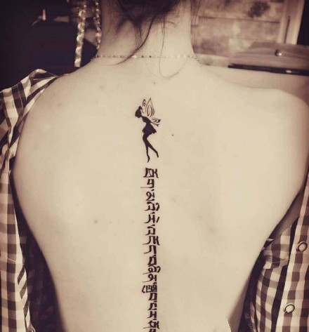 点击大图看下一张:背部长条脊柱梵文纹身