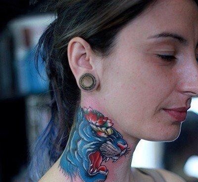 点击大图看下一张:夸张另类的颈部纹身图案