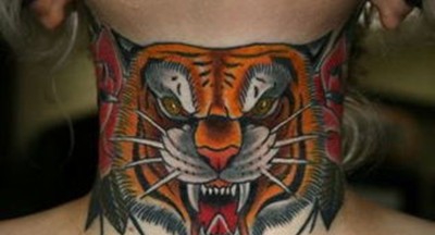 点击大图看下一张:夸张另类的颈部纹身图案