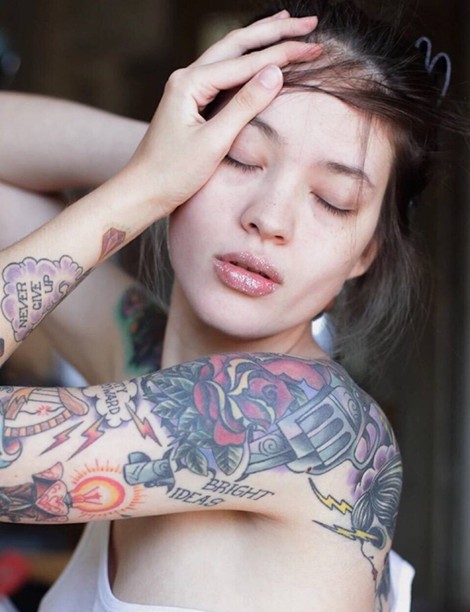 点击大图看下一张:欧美女孩的时尚花臂