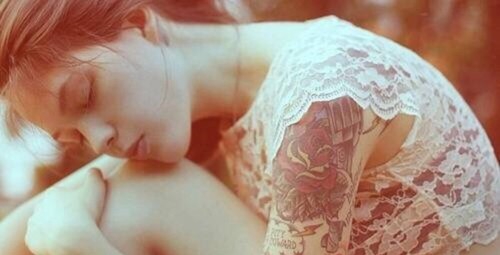 点击大图看下一张：欧美女孩的时尚花臂