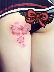 隐藏在女生屁股的樱花纹身刺青