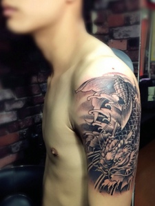 男士手臂黑白鲨鱼纹身刺青很帅气